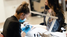 Zabiegi kosmetyczne, bez których nie wytrzymasz drugiego lockdownu