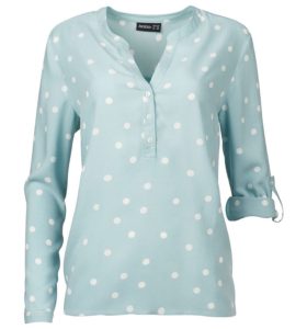 KiK_bluzka_w_groszki_dekolt_w_szpic_zapinany_na_guziki_rekawy_podwijane_cena_39_99 Bananowy, miętowy, jagodowy… wiosną zasmakuj w pastelach!