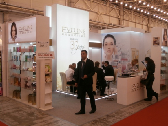 EVELINE COSMETICS NA MIĘDZYNARODOWYCH TARGACH W KIJOWIE LIFESTYLE, Uroda - W dniach 17-19 września 2013 Eveline Cosmetics uczestniczyła w jednej z najważniejszych międzynarodowych imprez w sektorze urody INTERCHARM - UKRAINE 2013. Tegoroczna edycja przyciągnęła wystawców z ponad 36 krajów.