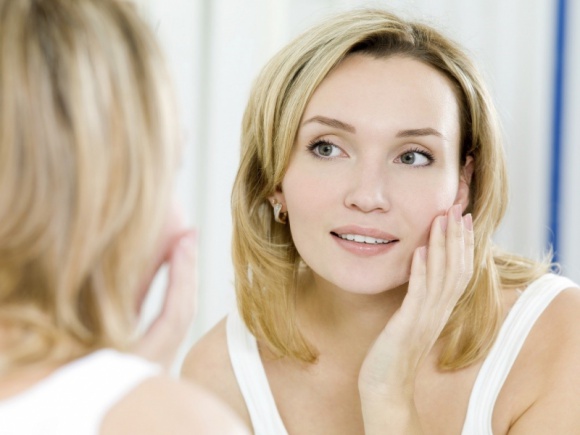 Perfekcyjna pielęgnacja, czyli jaki peeling wybrać jeszcze przed latem? LIFESTYLE, Uroda - Jakie peelingi wybrać, aby przed latem cieszyć się gładką skórą? Lekarz radzi, które z nich są warte uwagi i czego się wystrzegać.