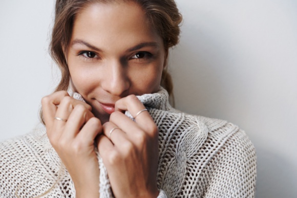 5 zasad pielęgnacji skóry zimą LIFESTYLE, Uroda - Zima to wyjątkowo trudny czas dla skóry. Narażona jest wtedy zarówno na działanie wiatru i mrozu, jak i niekorzystne, związane z niską wilgotnością powietrza, warunki w pomieszczeniach. Co możemy zrobić, aby wspomóc ją w tym okresie i sprawić, by wciąż wyglądała pięknie?