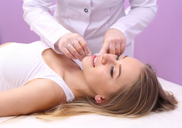 Dermatologia w walce o zdrowie LIFESTYLE, Uroda - Wbrew obiegowej opinii, dermatologia to nie tylko korekcje estetyczne. Zabiegi z tego zakresu stanowią bowiem często podstawę do diagnozy chorób, których pierwsze objawy widoczne są właśnie na skórze.