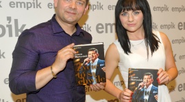 Już jest ! Biografia Króla Disco Polo Zenona Martyniuka Książka, LIFESTYLE - Przebój „Przez Twe Oczy Zielone” odtworzono w sieci ponad 105 milionów razy - taki wynik w historii muzyki polskiej osiągnęły tylko dwa utwory.