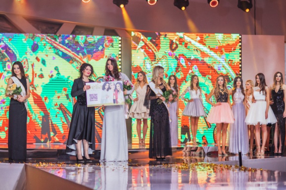 Delia Cosmetics na gali finałowej Miss Polonia 2017 LIFESTYLE, Uroda - 26 listopada w Hotelu Narvil Conference&SPA odbyła się gala finałowa Miss Polonia 2017. Podczas tego wydarzenia polska marka Delia Cosmetics zadbała o piękny wygląd finalistek, Stylizacje fryzur starających się o tytuł Miss Polonia opracowali i wykonali fryzjerzy marki Cameleo.