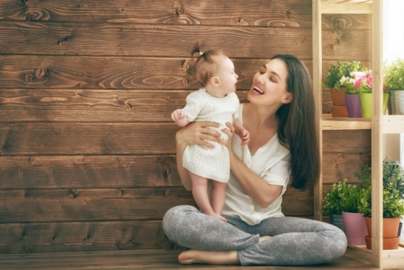 Jak w naturalny sposób pozbyć się rozstępów po ciąży? LIFESTYLE, Uroda - Nawet 60% kobiet po urodzeniu dziecka zmaga się z problemem nieestetycznych rozstępów. Dla wielu kobiet stają przyczyną poważnych kompleksów. Na szczęście istnieją skuteczne naturalne sposoby na pozbycie się rozstępów!