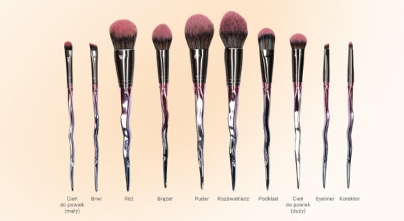 Pełny makijaż twarzy z jednym zestawem pędzli LIFESTYLE, Uroda - Marka Beautifly, lider wśród produktów kosmetologii mobilnej do profesjonalnej pielęgnacji twarzy i ciała w zaciszu domowym, przedstawia profesjonalny zestaw dziesięciu pędzli do pełnego makijażu twarzy jako idealną propozycję na prezent świąteczny.