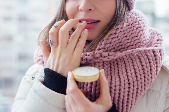SPIERZCHNIĘTE USTA ZIMĄ? NIGDY WIĘCEJ! LIFESTYLE, Uroda - Zima niekoniecznie jest ulubioną porą roku dla skóry. Nie tylko ujemne temperatury na zewnątrz, ale również suche powietrze w domach, sprawiają, że skóra staje się przesuszona, m.in. na ustach. Jest kilka sposobów na to, aby zapobiec ich wysuszaniu i pierzchnięciu.