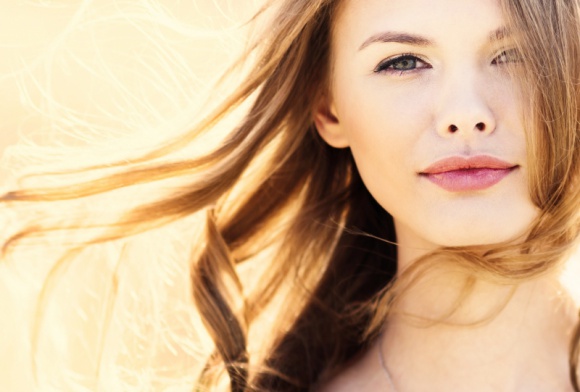 Pierwszy raz w gabinecie? Czas na mezoterapię! LIFESTYLE, Uroda - Jeszcze kilkanaście lat temu medycyna estetyczna kojarzona była z możliwościami zarezerwowanymi dla ludzi bogatszych. Dziś jej osiągnięcia znajdują się w zasięgu wielu z nas.