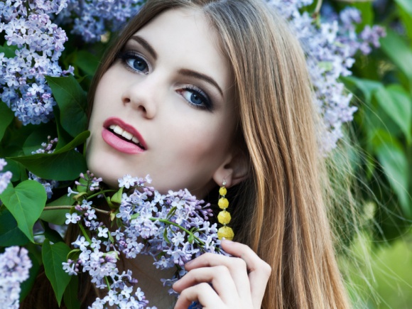 Wyglądaj młodo na wiosnę LIFESTYLE, Uroda - Długo wyczekiwana wiosna zbliża się wielkimi krokami, jednak kondycja skóry wciąż przypomina o niesprzyjających warunkach atmosferycznych panujących zimą? To znak, by zafundować jej odpowiednią dawkę składników odżywczych, a jeśli to konieczne – także zabieg ujędrniający.