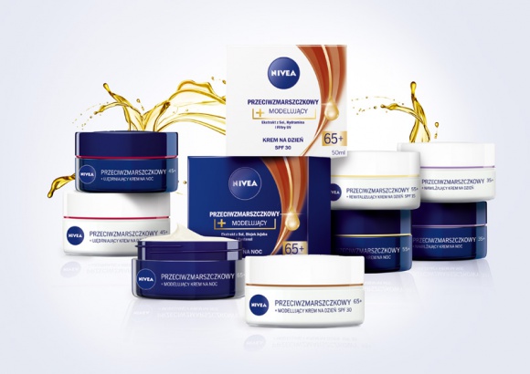 NOWOŚĆ W LINII KREMÓW PRZECIWZMARSZCZKOWYCH Z OLEJKAMI MŁODOŚCI NIVEA LIFESTYLE, Uroda - Nowość NIVEA Przeciwzmarszczkowy + Modelujący Krem na dzień 65+ zawiera aktywną formułę z ekstraktem z soi, która poprawia kontur twarzy i walczy nawet z głębokimi zmarszczkami.