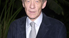 Filmowy Gandalf Ian McKellan obchodzi 80. urodziny Książka, LIFESTYLE - W najbliższą sobotę 80. urodziny obchodzi jeden z głównych bohaterów najpopularniejszego dzieła fantasy „Władcy Pierścieni” – Ian McKellan. Z okazji kolejnych urodzin artysty przedstawiamy jego sylwetkę i kilka ciekawostek z życia.