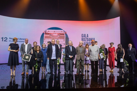 Znamy laureatów 12. edycji Nagrody Literackiej m.st. Warszawy! Książka, LIFESTYLE - 9 czerwca podczas uroczystej gali w Nowym Teatrze ogłoszono laureatów 12. edycji Nagrody Literackiej m.st. Warszawy. Wyróżnieni autorzy to Wiesław Myśliwski, Krystyna Dąbrowska, Cezary Harasimowicz i Marta Kurczewska oraz Andrzej Żor.