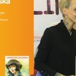 Agnieszka Chylińska z książką „Zezia, miłość i bunt na statku” w salonie Empik P