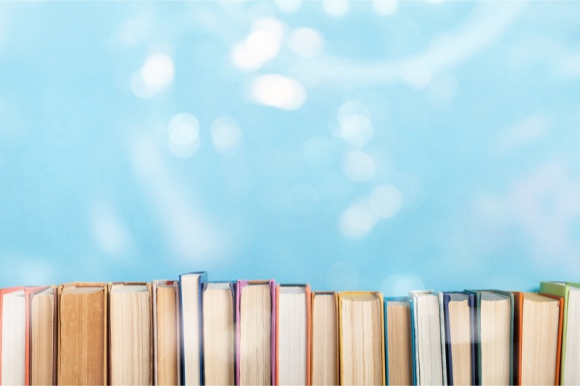 Podróż po Polsce śladami bohaterów książek Książka, LIFESTYLE - Wakacje to idealny czas na nadgonienie literackich zaległości. Oddając się przyjemności czytania, możemy przenosić się w miejsca, które często istnieją nie tylko na kartach książek.