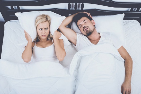 Krępujące chrapanie? Pozbądź się problemu raz na zawsze LIFESTYLE, Uroda - Znaczna część naszego społeczeństwa zmaga się z problemem chrapania. Mówi się, że zaburzenia oddychania podczas snu występują aż u 80% mężczyzn i 45% kobiet, coraz częściej spotyka się je również u dzieci. Jak wyeliminować problem chrapania?