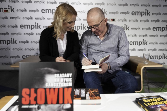 Nowe fakty ze sprawy Słowika - spotkanie z Januszem Szostakiem Książka, LIFESTYLE - 10 marca w salonie Empik w Domu Handlowym Renoma we Wrocławiu odbyło się spotkanie z Januszem Szostakiem, dziennikarzem, reporterem śledczym i autorem bestsellerowych książek o tematyce kryminalnej.