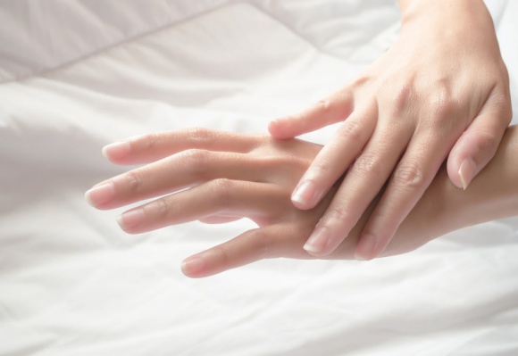 JAK WALCZYĆ Z EFEKTAMI STARZENIA SIĘ DŁONI? LIFESTYLE, Uroda - Dłonie mówią o nas więcej niż mogłoby się wydawać – często mogą zdradzić, jaką pracę wykonujemy na co dzień oraz ile mamy lat. To właśnie na dłoniach najczęściej widać pierwsze objawy starzenia.