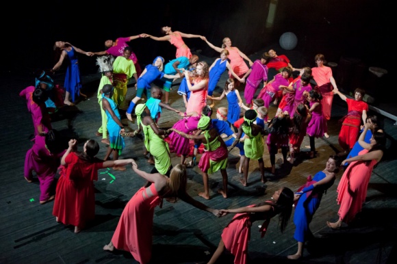 Dołącz do Brave Kids. Trwają zapisy na niezwykłe półkolonie Dziecko, LIFESTYLE - Zajęcia ruchowe, taneczne, plastyczne i muzyczne – Brave Kids Warszawa zaprasza na unikatowe warsztaty artystyczne. Uczestnicy przygotują spektakl, który najpierw pokażą w stolicy, a później zaprezentują na wielkim finale we Wrocławiu. Wśród instruktorów jest Maria Sadowska.