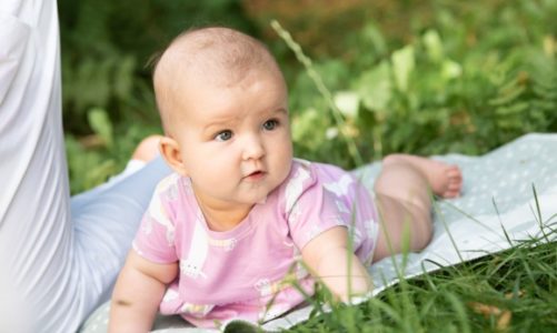 Jak ubrać niemowlaka latem? Bezpieczne i wygodne ubranka Endo na każdą pogodę.