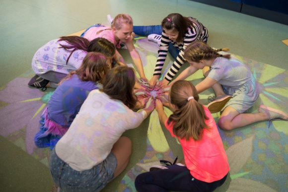 Dziecko z zaburzeniami integracji sensorycznej w szkole. Jak mu pomóc?