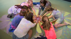 Dziecko z zaburzeniami integracji sensorycznej w szkole. Jak mu pomóc? Dziecko, LIFESTYLE - Szacuje się, że zaburzenia integracji sensorycznej dotyczą 10-15% dzieci. Ich objawy często są postrzegane jako brak wychowania. Dzieci z tymi zaburzeniami odbierają świat w inny sposób, dlatego też potrzebują indywidualnego podejścia. Jak wesprzeć ucznia z takimi problemami?