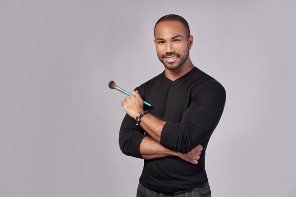 Czym i jak nakładać krem BB? Zobaczcie, co radzi Harry J, wizażysta gwiazd LIFESTYLE, Uroda - Poza odpowiednim doborem kremu BB do rodzaju skóry oraz jej koloru, istotny jest sam sposób nakładania produktu. Harry J, makijażysta Kontigo, omawia najbardziej popularne opcje aplikacji kremów BB.