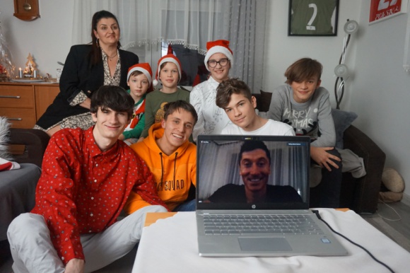 Robert Lewandowski z mikołajkową niespodzianką dla SOS Wiosek Dziecięcych Dziecko, LIFESTYLE - To były emocje na skale Mistrzostw Świata w piłce nożnej! Który mecz był najważniejszy? Jak radzisz sobie ze stresem na boisku i presją? Kto Cię zachęcił do grania w piłkę?