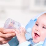 Jak wybrać odpowiednią wodę dla małego dziecka?