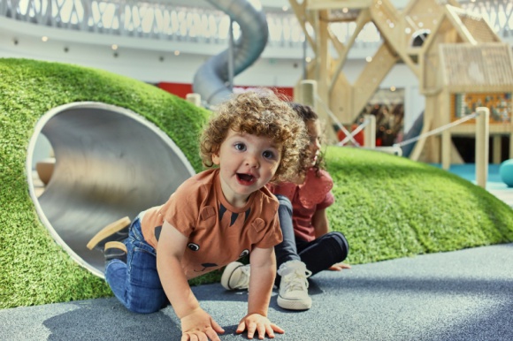 Szwedzka Wioska – plac zabaw w Wola Parku dla dzieci z różnymi potrzebami Dziecko, LIFESTYLE - Wola Park stworzył wyjątkowy plac zabaw dla dzieci i młodzieży. Został on dostosowany do potrzeb zarówno niemowląt od pierwszego roku życia, jak i nastolatków, a także dzieci z różnymi niepełnosprawnościami – wzroku, słuchu, ruchu czy wyzwaniami neurorozwojowymi.