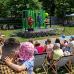 Interaktywny spektakl, kolorowanki i pokazy baniek – przyjdź na piknik rodzinny